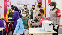 Wakil Kapolda Riau Brigjen Tabana Bangun memantau pemberian vaksin Covid-19 kepada mahasiswa Universitas Riau. (Liputan6.com/M Syukur)