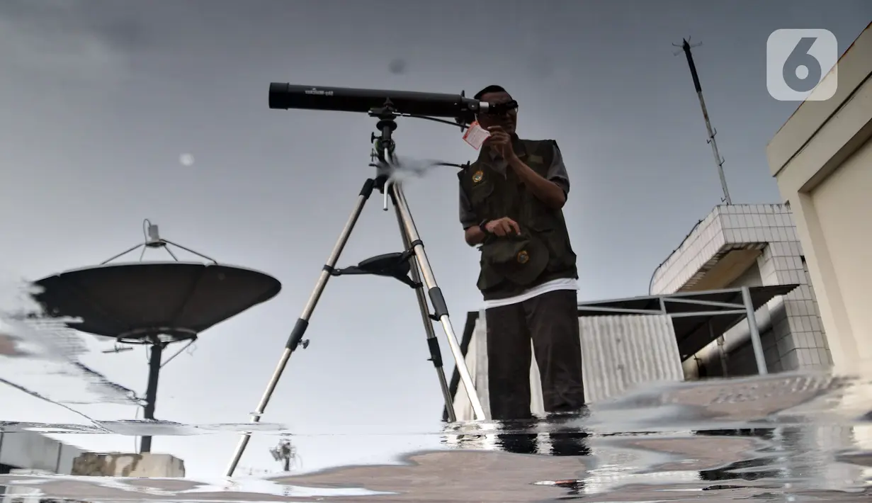 Tim Hisab Rukyat Kementerian Agama menggunakan teleskop saat memantau hilal untuk penentuan 1 Syawal 1444 Hijriah di atap Gedung Kementerian Agama Kanwil DKI Jakarta, Kamis (20/4/2023). (merdeka.com/Iqbal S. Nugroho)