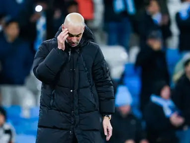 Pelatih Manchester City, Pep Guardiola, tertunduk lesu setelah ditahan imbang Brighton & Hove Albion pada laga Liga Inggris di Etihad Stadium, Kamis, 8 Januari 2026. (AP Photo/Dave Thompson)