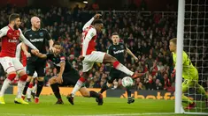 Pemain Arsenal, Danny Welbeck (tengah) mencetak gol ke gawang West Ham United pada laga perempat final Piala Liga Inggris di Emirates Stadium, Selasa (20/12). Gol tunggal Welbeck memberikan Arsenal kemenangan 1-0 atas West Ham United. (AP /Alastair Grant)