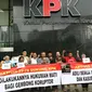 Aktivis gerakan Mahasiswa 77-78 membentangkan spanduk saat menggelar aksi di depan gedung KPK, Jakarta, Rabu (22/3). Mereka mendesak KPK agar segera mengusut kasus mangkrak seperti Bank Century, BLBI serta Rekening Gendut. (Liputan6.com/Helmi Afandi)
