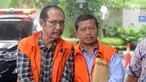 Hakim PN Jakarta Selatan nonaktif Iswahyu Widodo (kiri) dan Kepala Bidang SMP Dinas Pendidikan Kabupaten Cianjur Rosidin tiba di Gedung KPK, Jakarta, Jumat (22/2). Keduanya akan menjalani pemeriksaan lanjutan oleh penyidik KPK. (Merdeka.com/Dwi Narwoko)
