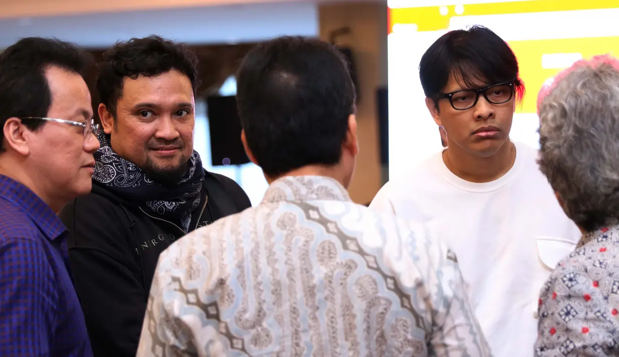 Musisi Armand Maulana dan gitaris Indonesia,Baron berbincang usai acara sosialisasi UU No 28 Tahun 2014 tentang Hak Cipta di Polda Metro Jaya, Jakarta, Kamis (6/10). Sosialisasi dihadiri sejumlah artis, musisi hingga pencipta lagu. (Liputan6.com/Gempur M)