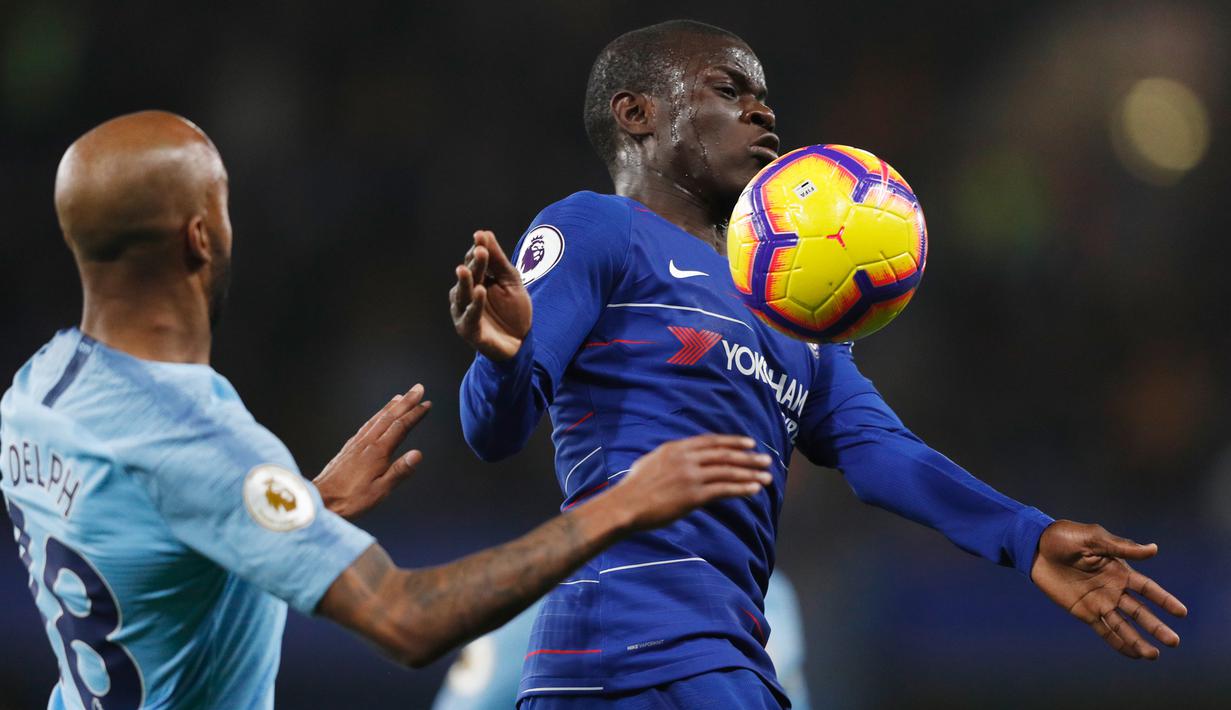 Gelandang Chelsea, N'Golo Kante, mengontrol bola saat melawan Manchester City pada laga Premier League di Stadion Stamford Bridge, London, Minggu (9/12). Chelsea menang 2-0 atas City. (AFP/Adrian Dennis)