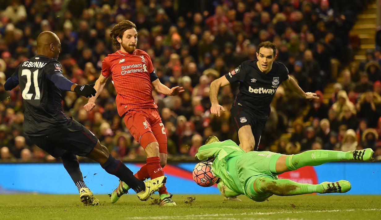 Pemain Liverpool, Joe Allen, dihadang kiper West Ham United, Darren Randolph, dalam putaran keempat Piala FA di Stadion Anfield, Liverpool, (30/1/2016). (AFP/Paul Ellis)