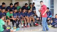 Pelatih Madura United, Gomes de Oliveira memberikan istruksi kepada pemain. (Bola.com/Aditya Wany)