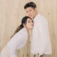 Masih dalam nuansa outfit putih, Via dan Chevra kembali tampil serasi dengan atasan putih. Keduanya kompak memakai kemeja lengan panjang. Sambil berpose manis, pedangdut kelahiran Surabaya, 1 Oktober 1991 ini mengungkapkan rasa bahagianya punya suami seperti Chevra. (Liputan6.com/IG/@viavallen)