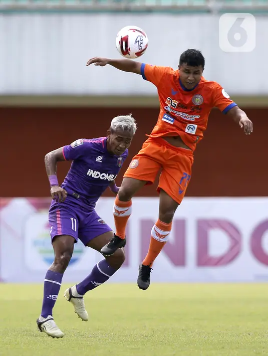 Pemain Persiraja Banda Aceh Defri Rizki (kanan) berebut bola dengan pemain Persita Tangerang M. Toha dalam pertandingan babak penyisihan Piala Menpora 2021 di Stadion Maguwoharjo, Sleman, Rabu (24/3/2021). Persiraja menang 3-1. (Bola.com/Arief Bagus)