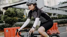 Bukan rahasia lagi jika Febby Rastanty termasuk aktris yang suka berolahraga. Olahraga yang kerap dilakukan wanita kelahiran 1 Februari 1996 ini adalah bersepeda. Gayanya saat bersepeda pun curi perhatian, ia terlihat tetap stylish.(Liputan6.com/IG/@febbyrastanty)