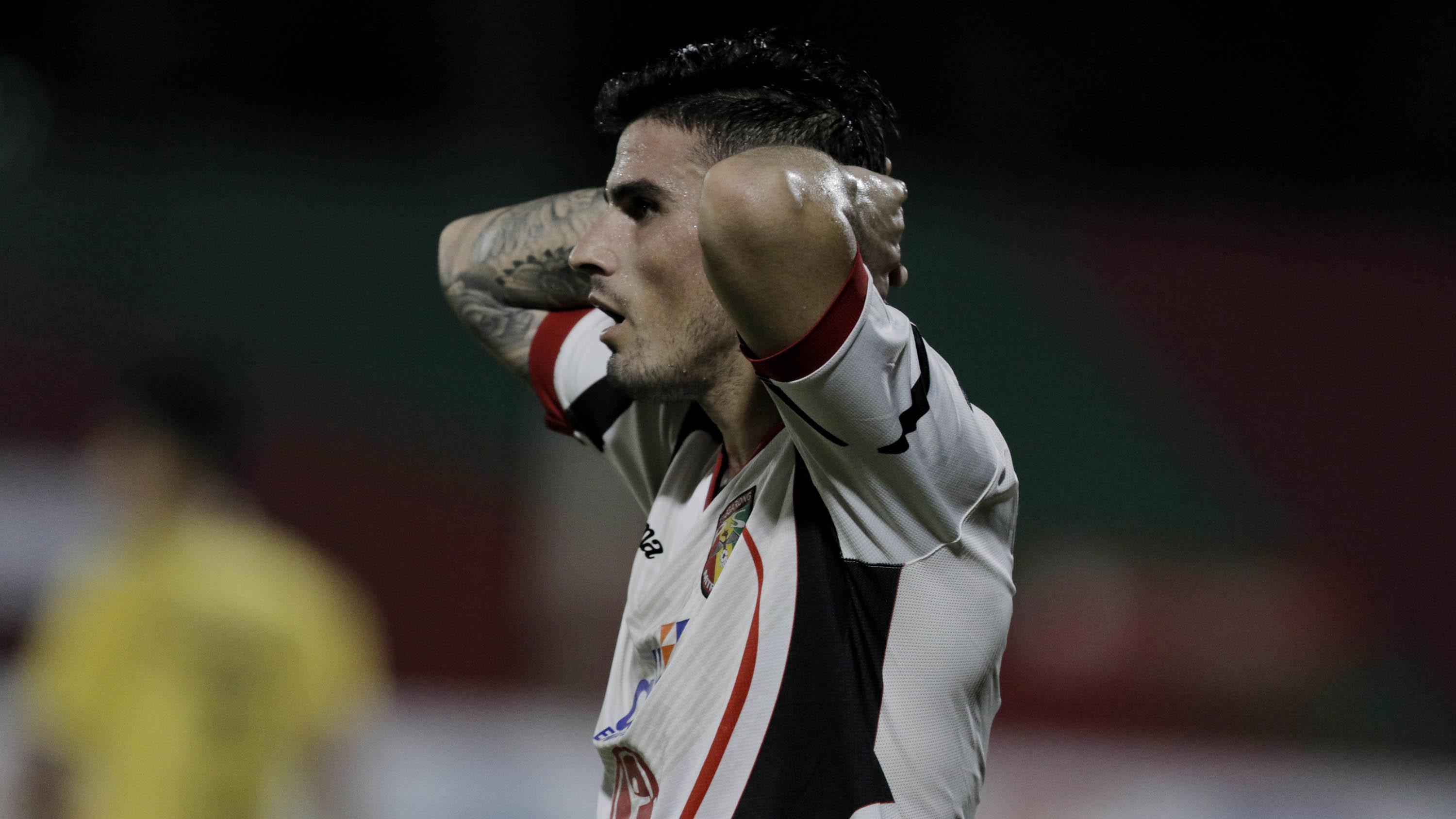 Striker Mitra Kukar, Fernando Rodríguez, tampak kecewa usai gagal membobol gawang Bhayangkara FC pada laga Liga 1 di Stadion PTIK, Jakarta, Kamis (17/5/2018). Bhayangkara FC menang 1-0 atas Mitra Kukar. (Bola.com/M Iqbal Ichsan)