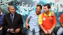 Penjaga gawang Persebaya, Jendri Pitoy (tengah) berbincang dengan pelatih Persija jelang peresmian gelaran ISL 2015 di Lounge VVIP Barat Stadion GBK Jakarta, Sabtu (14/2/2015). (Liputan6.com/Helmi Fithriansyah)