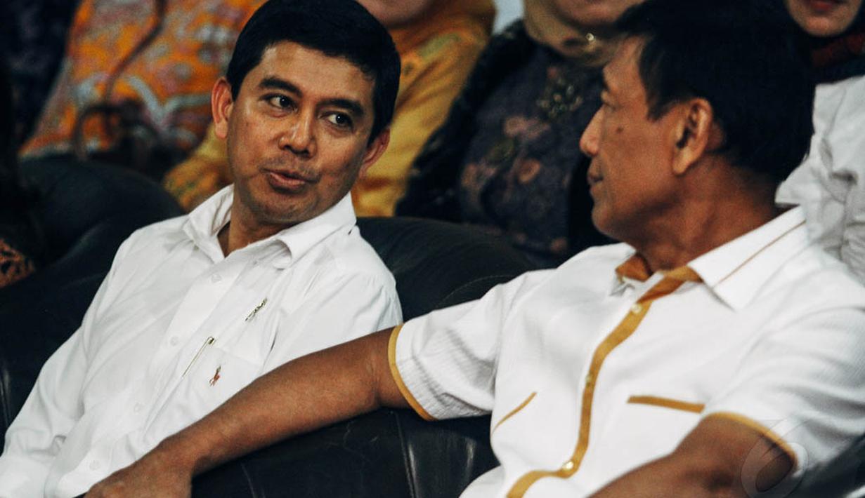 Yuddy Chrisnandi (kiri) berbincang dengan Ketua Umum DPP Hanura Wiranto di Syukuran Kader di Jakarta, Kamis (30/10/2014). (Liputan6.com/Faizal Fanani)