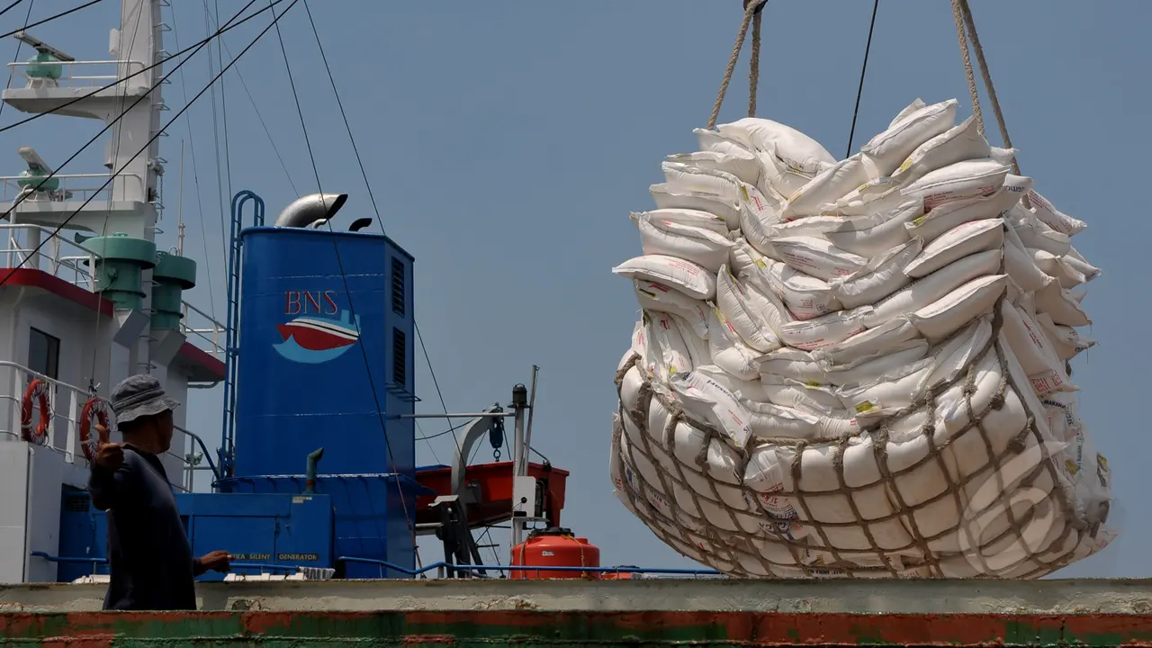Aktivitas Bongkar Muat di Pelabuhan Sunda Kelapa