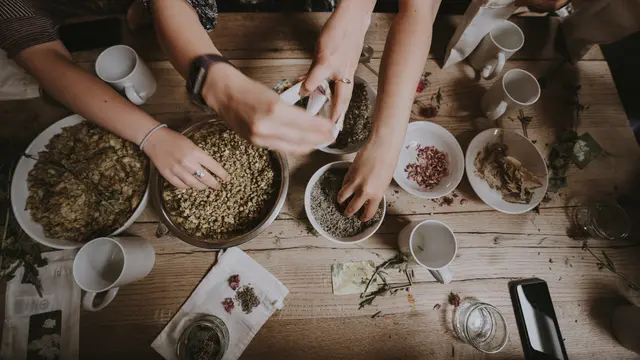 Ilustrasi membuat minuman, jamu tradisional