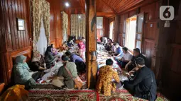 Desa Wisata Kampuang Minang Nagari Sumpu tidak hanya menyuguhkan wisata alam, tetapi juga kearifan lokal yang tertuang dalam kehidupan keseharian masyarakat lokal di kawasan setempat seperti Makan Bajamba dan mengenal kesenian tradional. (Liputan6/Angga Yuniar)