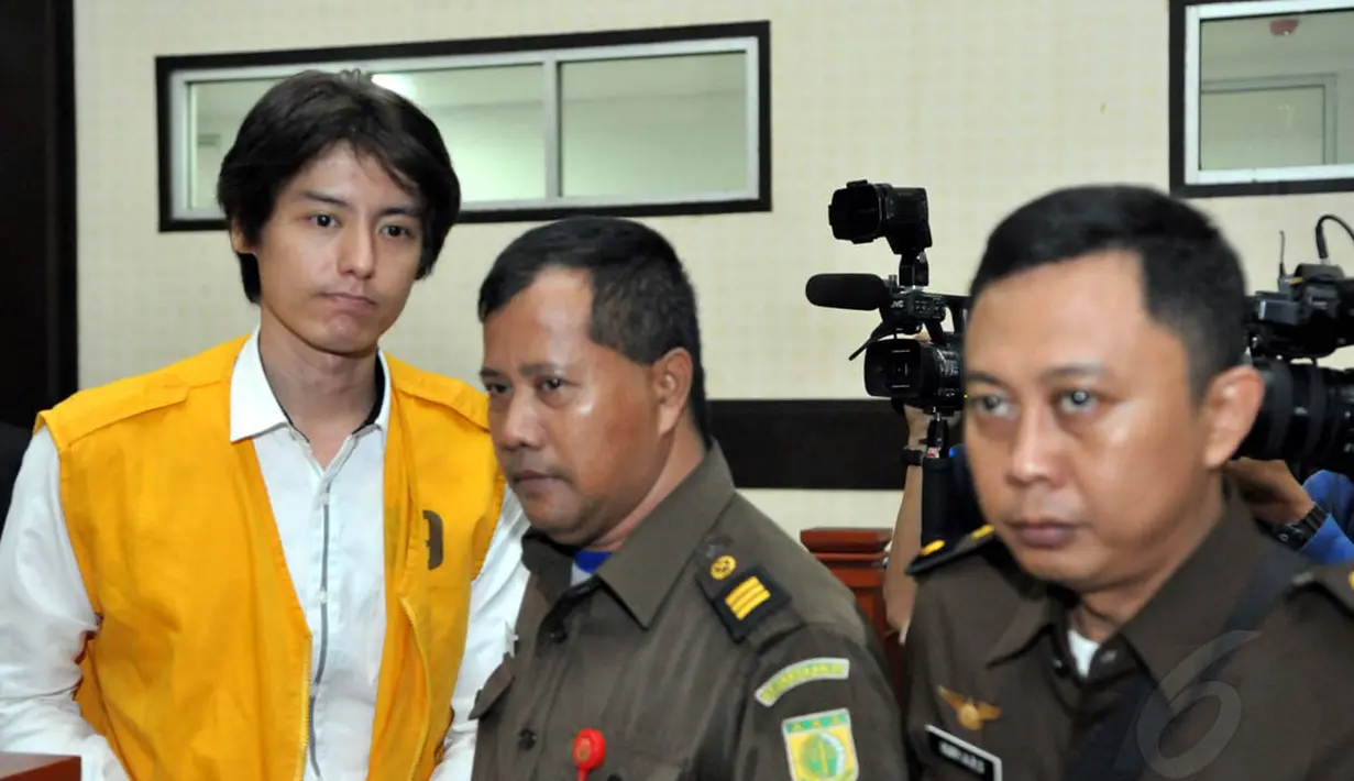 Usai sidang persidangan Roger Danuarta keluar meninggalkan ruangan persidangan. Jakarta Timur. Rabu (11/6/14) (Liputan6.com/Panji Diksana)