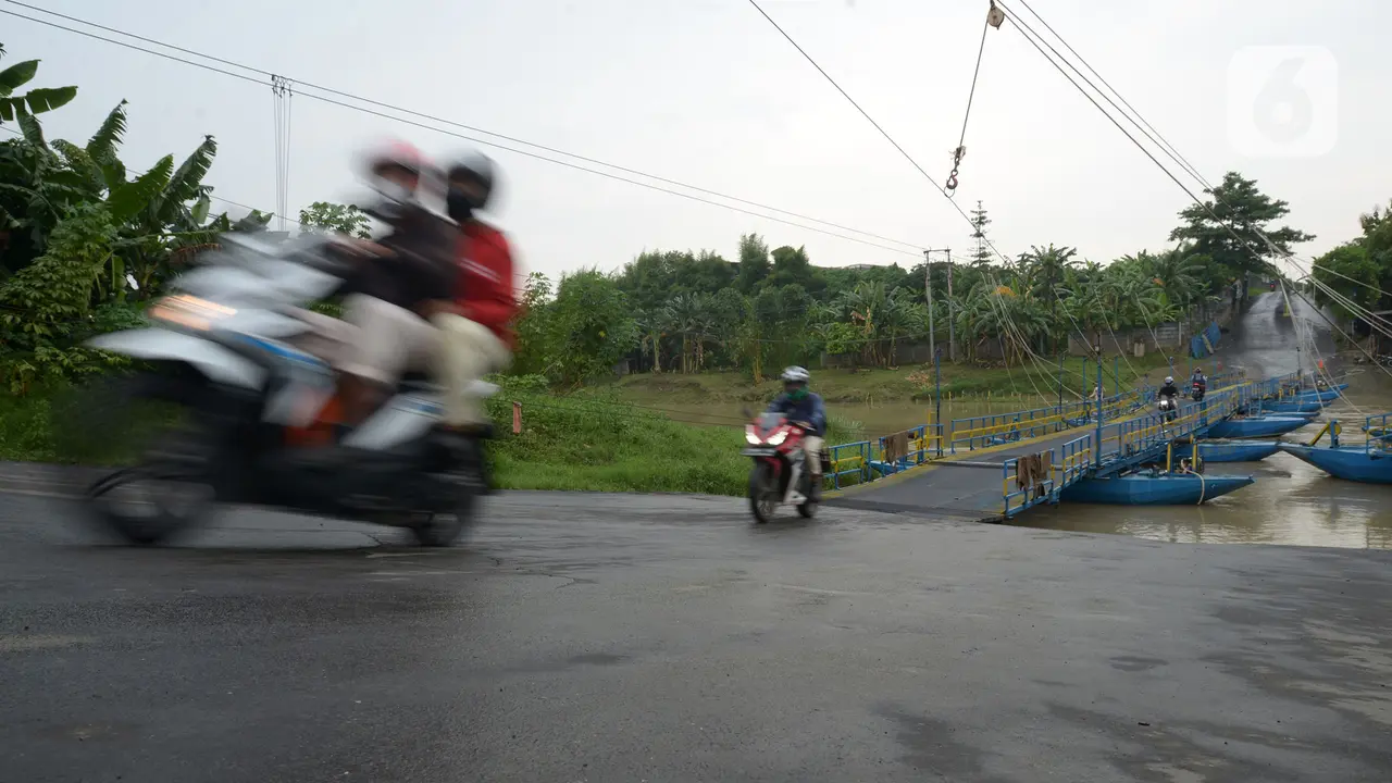FOTO: Jembatan Perahu Jadi Alternatif Seberangi Sungai Citarum di Karawang