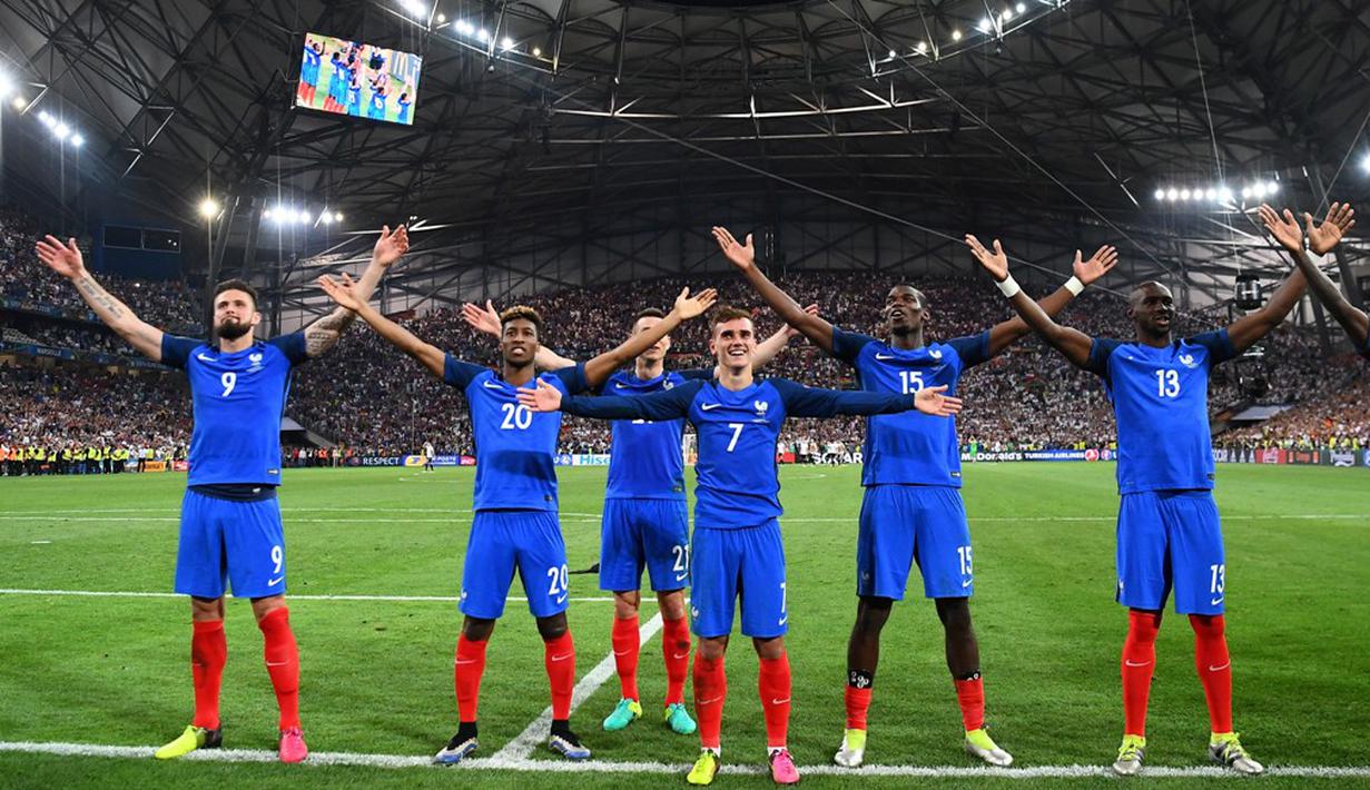 Pemain Prancis saat merayakan kemenangan atas Jerman, 2-0, pada laga semifinal Piala Eropa 2016 di Stade Velodrome, Marseille, Jumat (8/7/2016) dini hari WIB. (AFP/Franck Fife)
