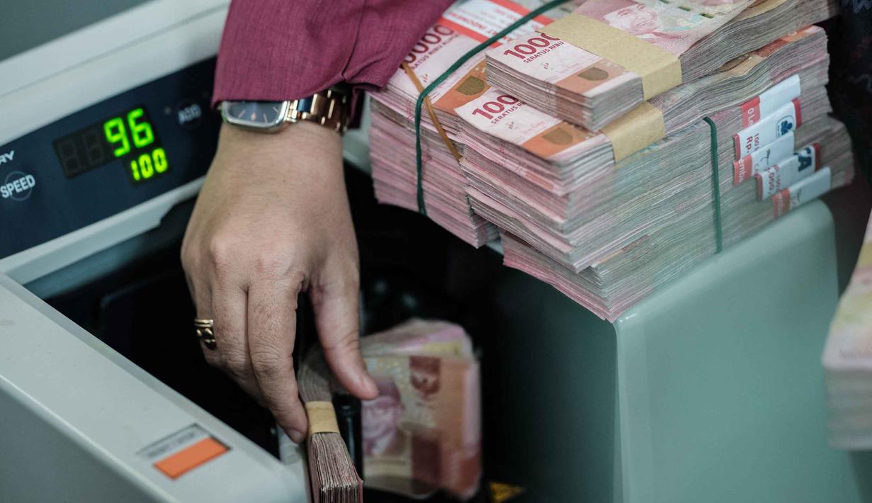 Karyawan menggunaan mesin untuk menghitung uang kertas rupiah di salah satu kantor penukaran, Jakarta, Kamis pada 4 Juni 2026. (Yasuyoshi Chiba/AFP)