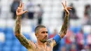 Bek Serbia, Aleksandar Kolarov dengan badan penuh tato merayakan kemenangan timnya di pertandingan sepak bola Grup E Piala Dunia 2018 Rusia di Samara, (17/6). Tato ikan koi dalam keyakinan Jepang melambangkan keberuntungan. (AFP PHOTO / Emmanuel Dunand)