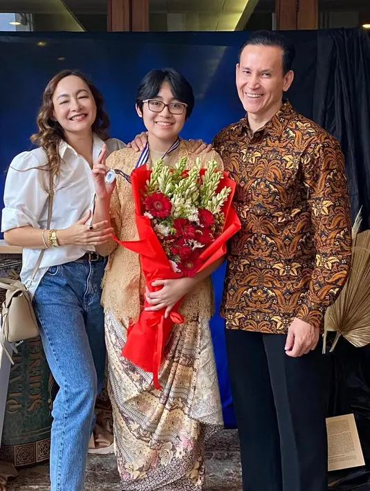 Meski tak lagi sejalan, mantan pasangan ini tetap menjalin hubungan baik. Anak-anak dari hasil  pernikahannya menjadikan keduanya tetap menjalin hubungan baik. [dok. Instagram/marcelinolefrandt]
