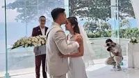 Gritte Agatha dan Arif Hidayat resmi menikah dan menggelar pernikahan intimate di Ayana Resort Bali, Sabtu (26/8). [@ariantofuriady]