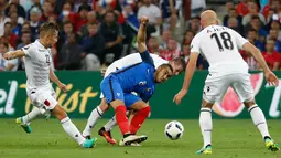 Gelandang Prancis, Dimitri Payet berusaha membawa bola dari kawalan sejumlah pemain Albania pada pertandingan Grup A Piala Eropa 2016 Stade Velodrome, Marseille, Prancis, Kamis (16/6). Prancis menang atas Albania dengan skor 2-0. (REUTERS/Yves Herman)