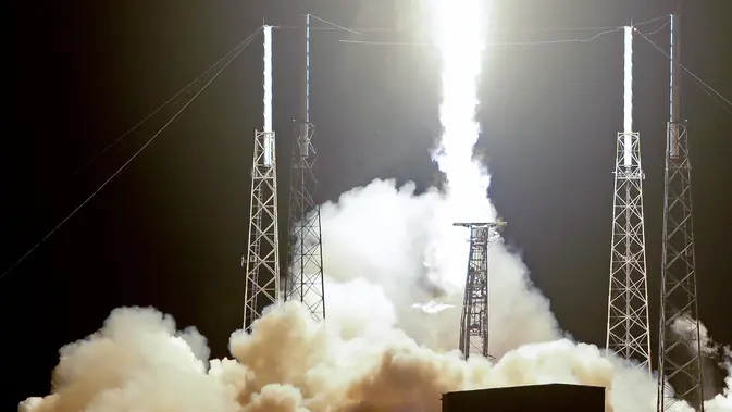 Roket Falcon 9 lepas landas dari Space Launch Complex 40 di Florida's Cape Canaveral Air Force Station, Amerika Serikat, Kamis (23/5/2019). Misi ini merupakan langkah SpaceX untuk menghadirkan hubungan internet dari luar angkasa. (AP Foto John Raoux)
