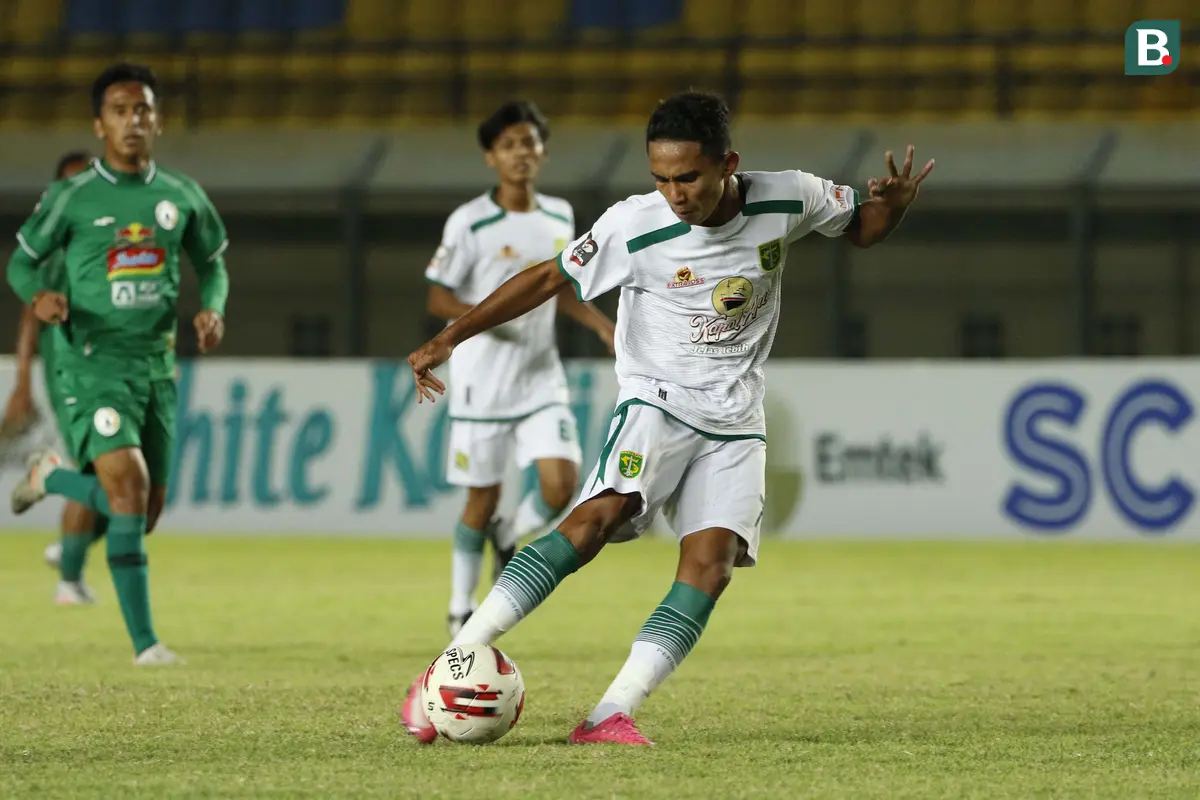 FOTO: Aksi Wonderkid Persebaya Bermain Bersama Kakaknya saat Melawan PS Sleman di Piala Menpora 2021