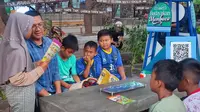 PT Permodalan Nasional Madani (PNM) menerapkan konsep membaca buku gratis sambil berwisata dengan membuka Sudut Literasi di Pantai Bansring Banyuwangi, Jawa Timur. (Achmad Sudarno).