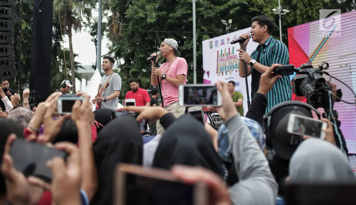 Aksi flashmob saat kegiatan Millenial Road Safety Festival’ di Bundaran HI, Jakarta Pusat, Minggu (20/1). Kegiatan Millennial Road Safety Festival tersebut merupakan kampanye keselamatan berlalu lintas. (Liputan6.com/Faizal Fanani)