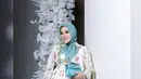 Tampilan segar Syahrini dalam balutan Zimmermann Tiered Floral Print Cotton Midi Dress warna Ivory seharga Rp20 jutaan yang dipadukan dengan hijab dan tas hermes warna biru tosca. [@princessyahrini]
