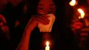 Isak tangis mewarnai upacara peringatan 25 tahun tragedi penumpasan gerakan pro demokrasi oleh militer Tiongkok. Tampak salah satu peserta menangis saat menyalakan lilin di Victoria Park, Hong Kong, (4/6/2014). (REUTERS/Bobby Yip) 