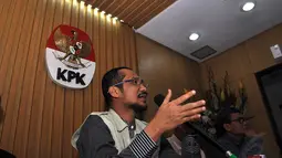 Pada aksi tangkap tangan kali ini, KPK menggelandang terduga korupsi Gubernur Riau Annas Maamun beserta 8 orang lainnya, Jakarta, (26/9/14). (Liputan6.com/Miftahul Hayat) 