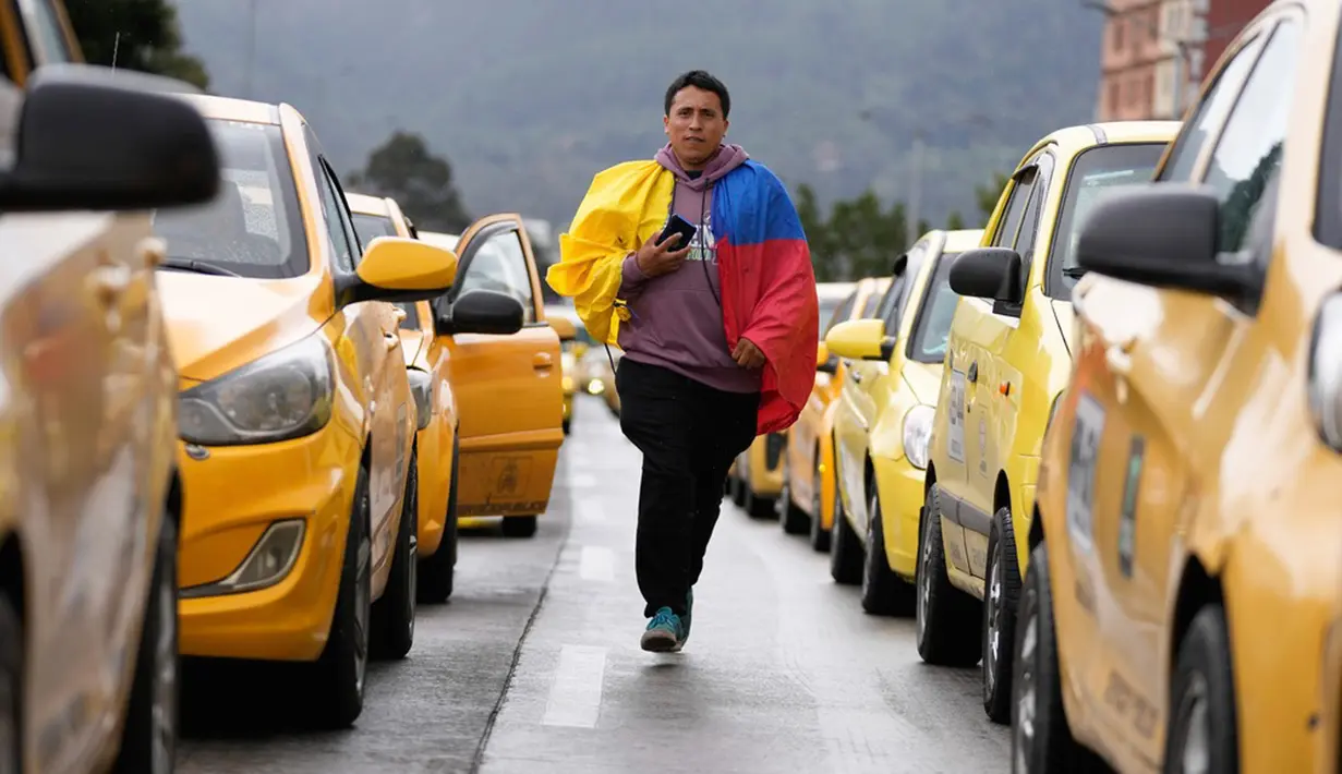 Pemogokan yang dimulai di kota-kota utama Kolombia dilakukan antara pukul 4.00 dan 5.00 pagi dan tidak akan berlanjut dalam beberapa hari mendatang. (AP Photo/Fernando Vergara)