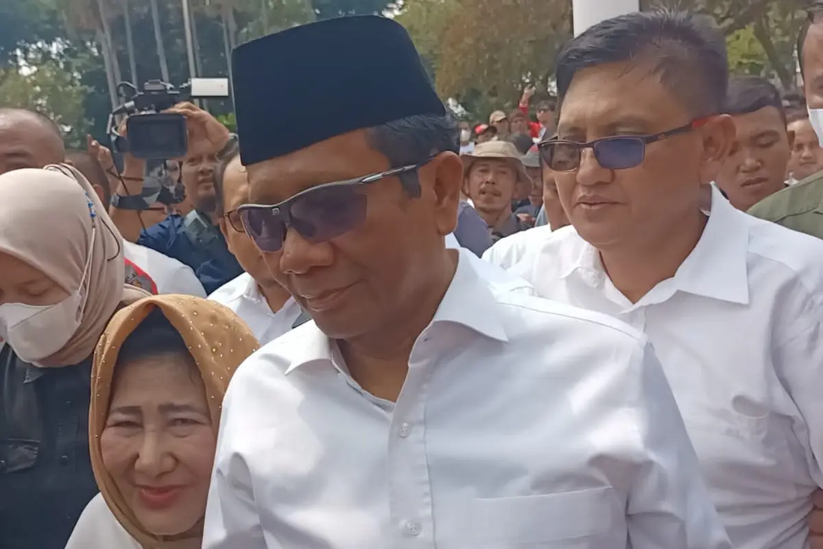 Bakal calon wakil presiden (Bacawapres) Mahfud MD tiba di Tugu Proklamasi, Jakarta, Kamis (19/10/2023). Mahfud didampingi oleh sang istri, Zaizatun Nihayati (Liputan6.com/Delvira Hutabarat)