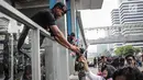 Peserta aksi yang tergabung dalam komunitas Spartan Nusantara membagikan bunga kepada Brimob di sekitar Gedung Bawaslu, Jakarta, Minggu (26/5/2019). Aksi tersebut sebagai bentuk terima kasih kepada TNI/Polri karena setia dan menjaga keamanan NKRI terkait sengketa pemilu. (Liputan6.com/Faizal Fanani)