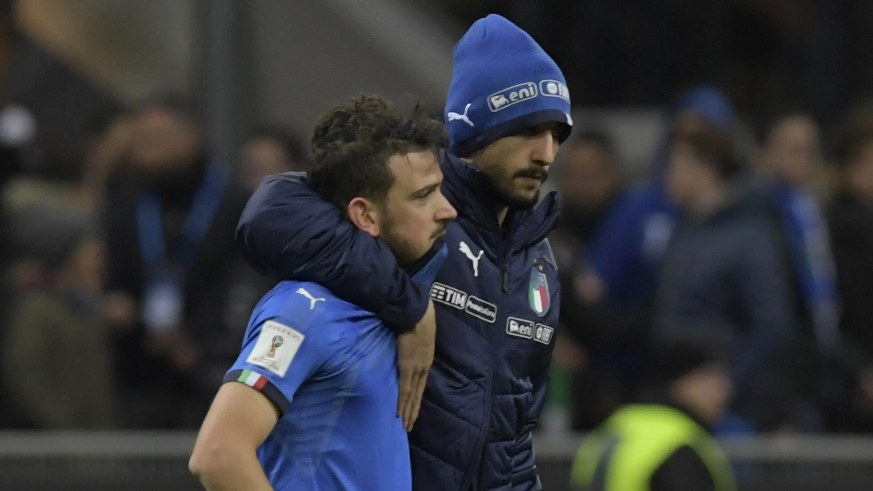  Gelandang Italia, Alessandro Florenzi, tampak lesu usai gagal membawa Italia lolos ke Piala Dunia 2018 setelah disingkirkan Swedia di Stadion Giuseppe Meazza, Senin (13/11/2017). (AFP/Miguel Medina)