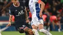 <p>Gelandang Paris Saint Germain (PSG) Angel Di Maria berebut bola dengan gelandang Troyes, Florian Tardieu (kanan) pada matchday ke-36 Ligue 1 musim 2021-22 di Parc de Princes pada laga lanjuta Ligue 1, Senin (9/5/2022) dini hari WIB. PSG harus puas meraih hasil imbang 2-2 saat menjamu klub papan bawah, Troyes. (Anne-Christine POUJOULAT / AFP)</p>