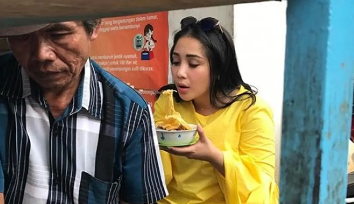 Bukan rahasia lagi kalau Nagita Slavina dijuluki sebagai sultan yang memiliki banyak bisnis. Kekayaannya yang melimpah bukan berarti membuat Nagita tampil sombong. Nagita tetap tampil sederhana seperti saat ia terlihat santai makan bakso pinggir jalan. (Liputan6.com/IG/raffinagita1717)