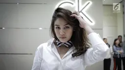Gaya artis peran Vanessa Prescilla berpose saat menghadiri peluncuran salah satu brand produk di Jakarta, Rabu (21/3). Vanesha Prescilla ramai diperbincangkan publik usai membintangi film Dilan 1990. (Liputan6.com/Faizal Fanani)