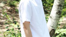Jin yang memang punya kulit putih, tampak semakin tampan ketika ia mengubah warna rambutnya menjadi blonde. Tak sedikit penggemarnya memuji pesona Jin dengan rambut terangnya itu. (Liputan6/Twitter/@BTS_official)