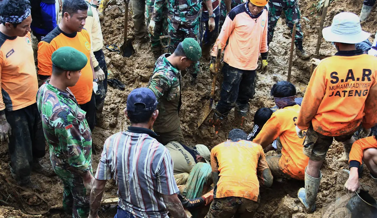 Sejumlah petugas saat mencari korban di tengah timbunan tanah longsor di Dusun Jemblung, Banjarnegara, Jateng, Selasa (16/12/2014). (Liputan6.com/Edhie Prayitno)