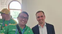 Volunteer Euro 2024 asal Indonesia, Budi Lomban Gaol, berfoto bersama legenda sepak bola Jerman, Philipp Lahm, saat acara penerimaan dan penghargaan untuk UEFA dan volunteer di kantor Perdana Menteri Negara Bagian Bayern, Kamis (11/7/202). (Istimewa)