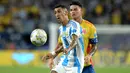 Pemain Argentina, Angel Di Maria berebut bola dengan pemain Kolombia, James Rodriguez pada laga final Copa America 2024 di Hard Rock Stadium, Miami, Florida, Senin (15/07/2024) WIB. (AFP/Juan Mabromata)