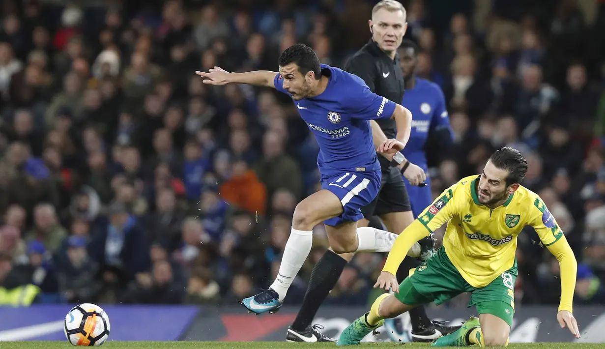Aksi pemain Chelsea, Pedro (kiri) melewati adangan pemain Norwich City, Mario Vrancic pada laga babak ketiga Piala FA di Stamford Bridge, London, (17/1/2018). Chelsea menang lewat adu penalti 5-3. (AFP/Adrian Dennis)