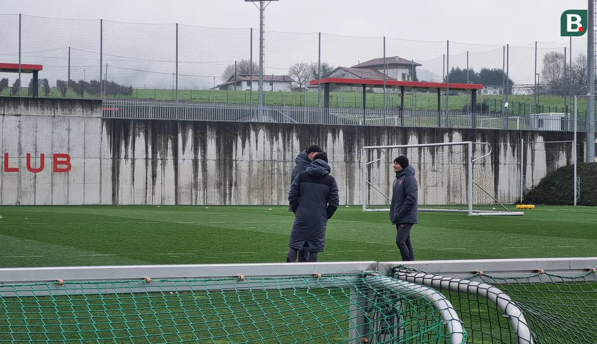 Ernesto Valverde (paling kanan) bersiap memimpin latihan tim utama Athletic Bilbao. (Bola.com/Yus Mei Sawitri)