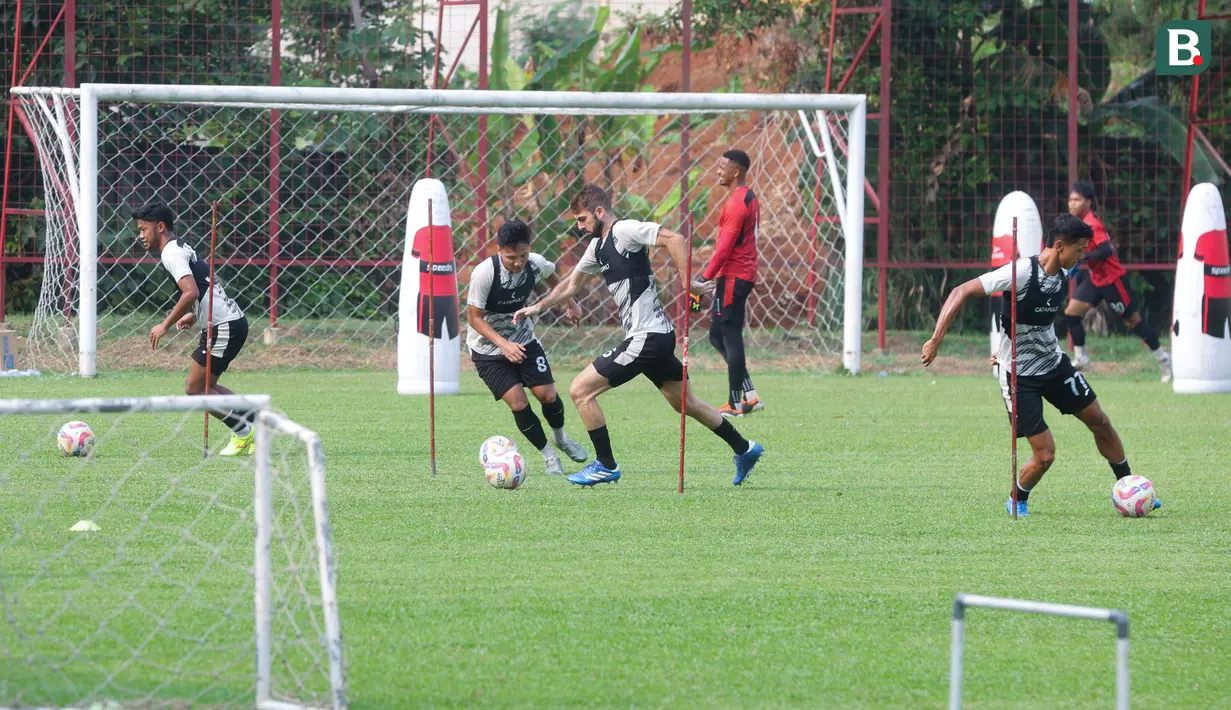 Maklum, setelah memulai Liga 1 musim 2024/2025 dengan cukup baik, penampilan Persija merosot dalam empat pertandingan terakhir. Mereka menelan dua kekalahan serta dua kali imbang. (Bola.com/M Iqbal Ichsan)