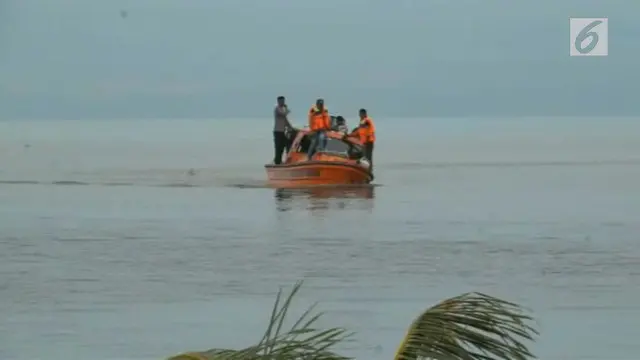 Liburan sekolah membawa petaka bagi empat siswi SMAN 1 Karossa. Mereka terbawa banjir bah yang datang tiba-tiba.