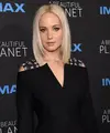 Memiliki jadwal yang super padat kerap terjadi di kalangan selebriti, bahkan mereka juga tak jarang lupa akan kesehatan tubuhnya. Seperti yang terjadi pada Jennifer Lawrence, yang kondisinya sudah lemah di tengah penampilannya. (AFP/JAMIE MCCARTHY)